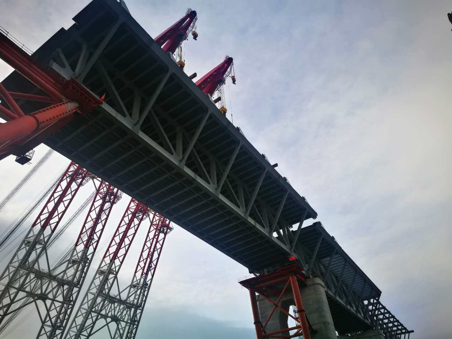 钢结构桥梁施工现场